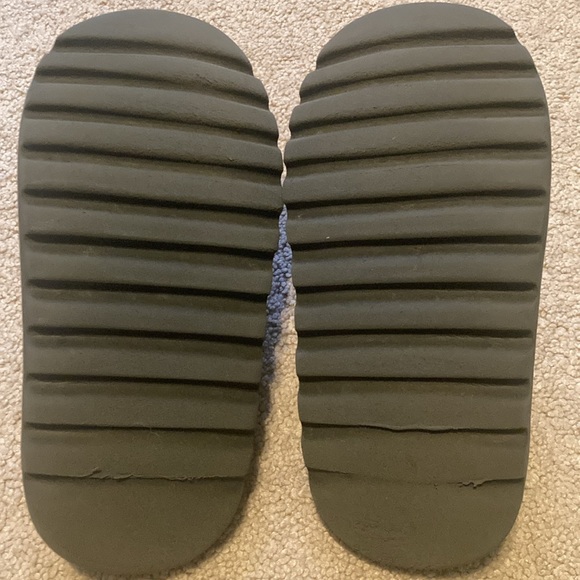 Great condition Adidas Yeezy slides size 9 men Color: Onyx